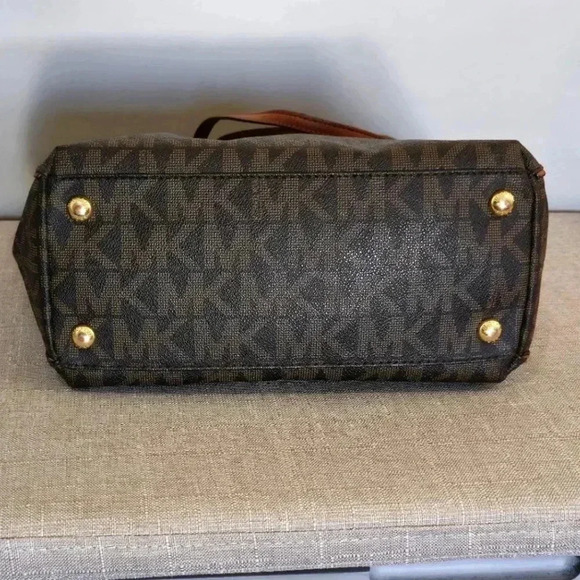 Michael Kors Signature Monogram Large Harper Tote - Picture 4 of 12